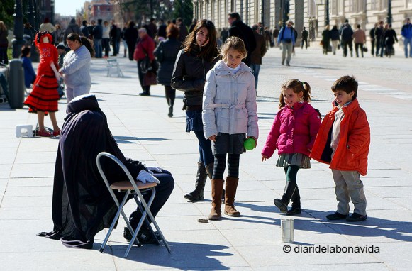 Moltes vegades és qüestió de paciència. Amb aquesta estàtua humana tard o d'hora s'aproparan nens...