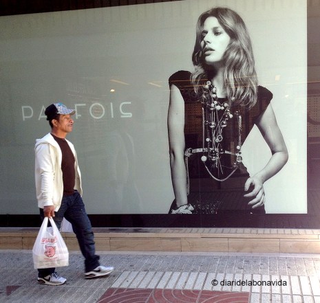 La model de l'aparador sembla mirar-se al senyor que passa per davant. El contrast sempre funciona