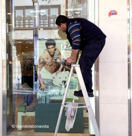 Un altre exemple de contrastos. Que deu pensar el senyor de l'escala al mirar el "model" de la foto...