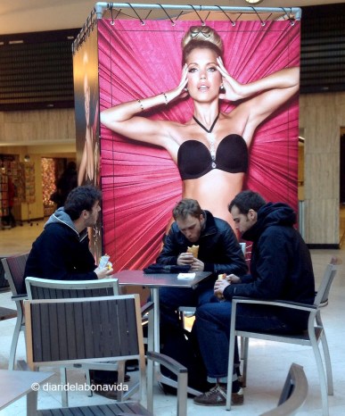 Enganxar el moment clau de la mirada d'un d'aquests nois a la model, és qüestió d'esperar una mica...