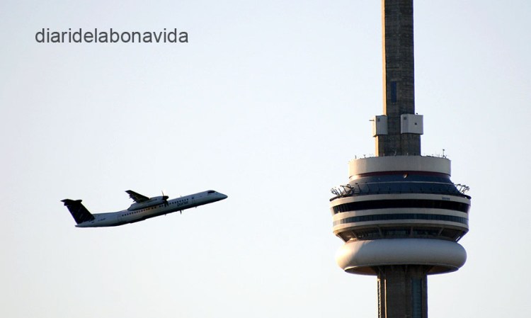 La perspectiva fa que els avions semblin passar ben a prop