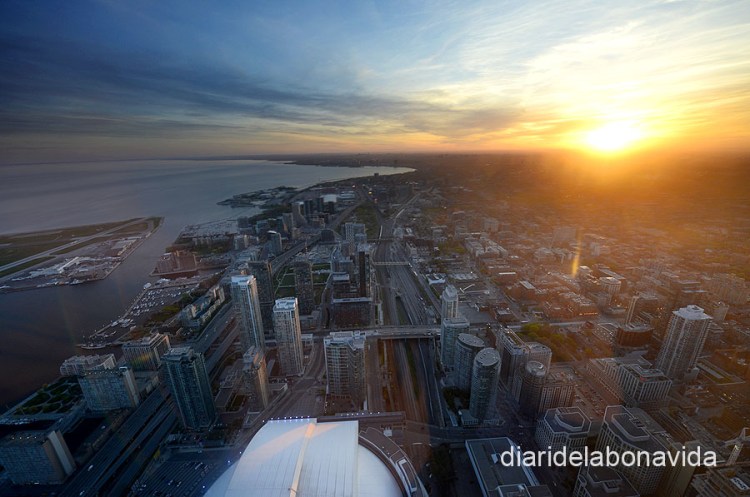 El Roger Centre (camp de baseball), el llac Ontario, els carrers... Les vistes són impressionants