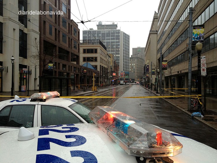 Au!, un tram d'un dels carrers principals de Toronto, College St, tallat per trobar un paquet sospitós