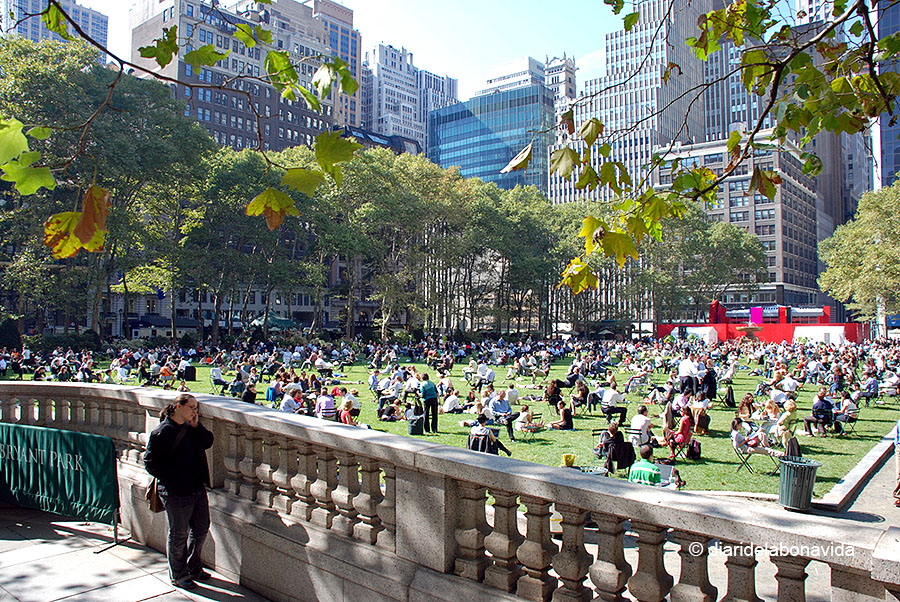 Bryant Park a la nit, sota la llum de la lluna