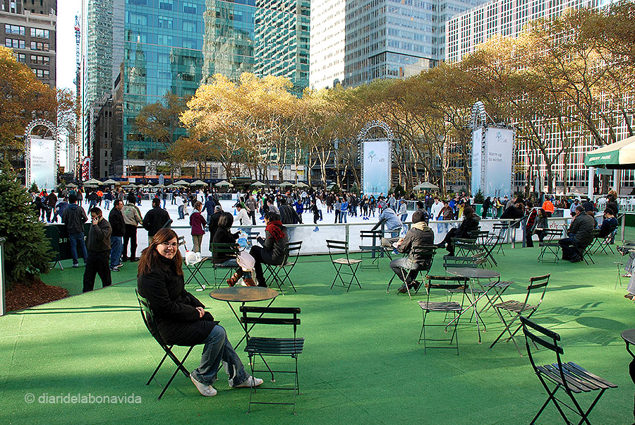 Quan arriba el fred, es pot patinar a la seva pista de gel