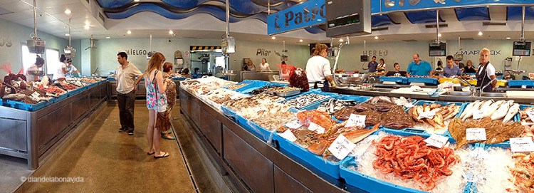 Podem triar entre varies peixateries dins el local