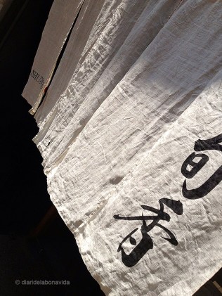 Les cortines (o "noren") a la porta, ens mostren l'entrada al restaurant