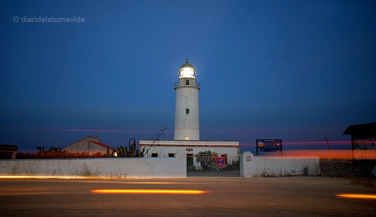 El far de la Mola, és un lloc molt visitat al capvespre