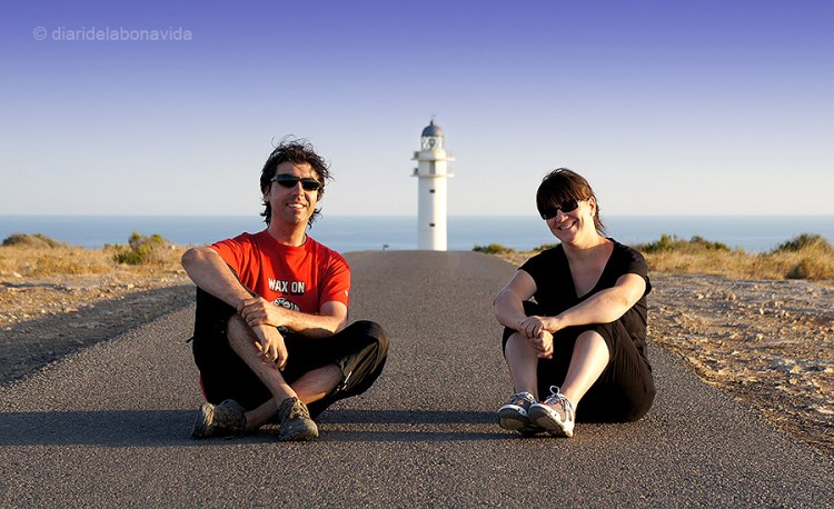 Ens fotografiem amb el famós far de Barbaria darrera nostre.