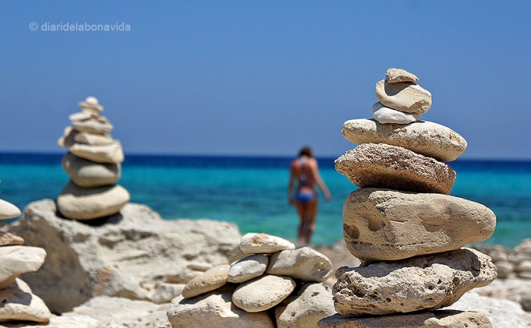 Típiques construccions de pedra a la platja de Ses Illetes