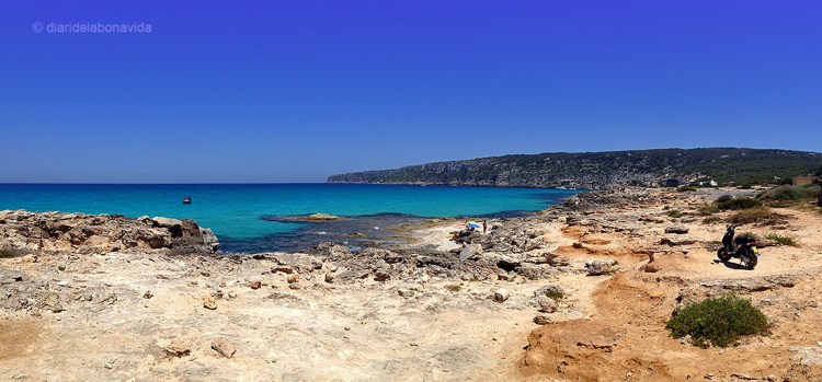 Res millor que fer excursions, aparcar la moto i caminar sobre les roques