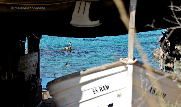 A moltes platges, encara podem trobar les barques que fan servir per pescar