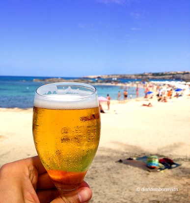 Quin millor plaer que una cervesa fresca davant el mar!!!