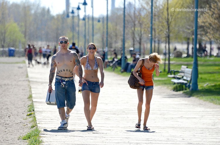 La gent ve a posar-se morena