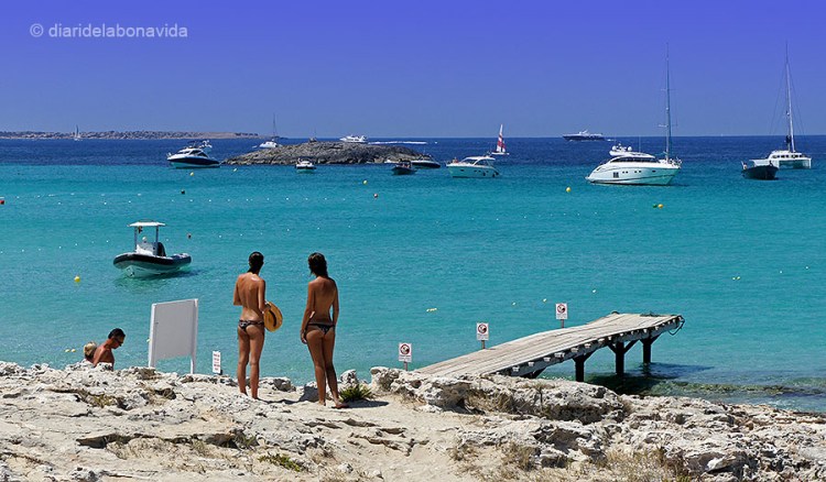 Molts iots i vaixells davant els nostres ulls