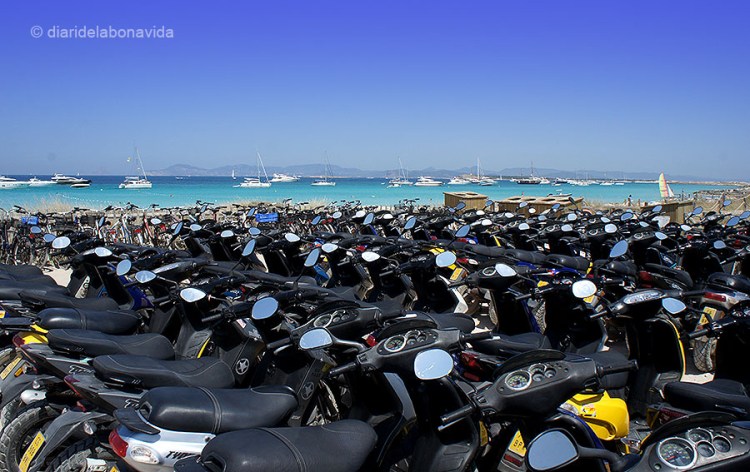 La moto, el transport més utilitzat a l'illa per desplaçar-se