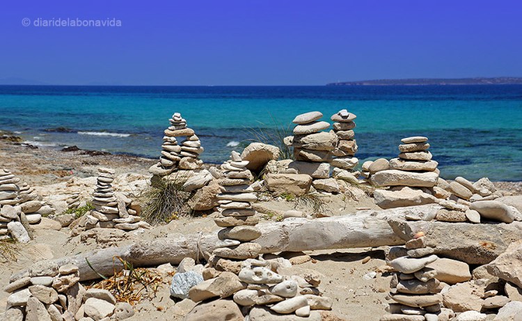 Construccions de pedra testimoni dels banyistes