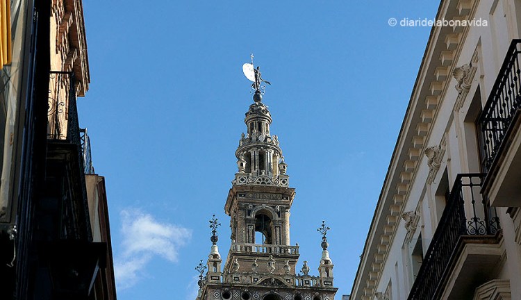 El Giraldillo, la famosa escultura de bronze corona la Giralda