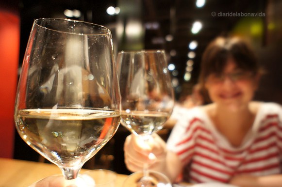 La nostra primera selecció va ser un parell de copes de "Viña Esmeralda"