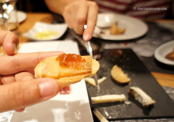 Tastant les torrades amb varietat de formatges