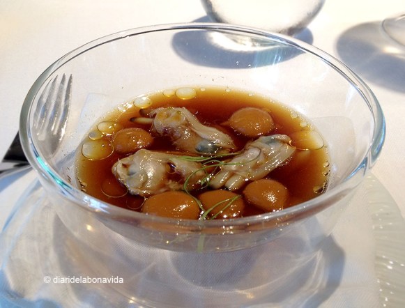 Curri de cloïsses de Carril amb llima Kafir. Per nosaltres, un dels millors plats del menú.