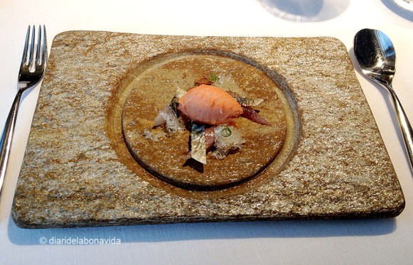 Verat curat com a sardines a la brasa amb gelat de pa amb tomàquet. El gelat cal una menció especial...