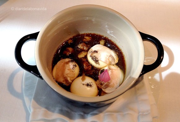 Nyoquis líquids de parmesà a la mantega de cítrics amb nous, infusió de bolets, cuits i crus, citronella i tòfona. Tots els brous dels plats eren increïblement potents i especials...