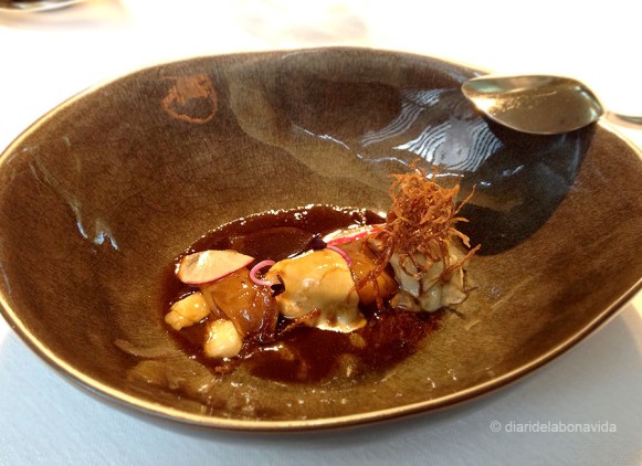 Ostra amb vedella, suc de cua de bou i ravenets. Potència i sabor de dos ingredients principals molt ben maridats.