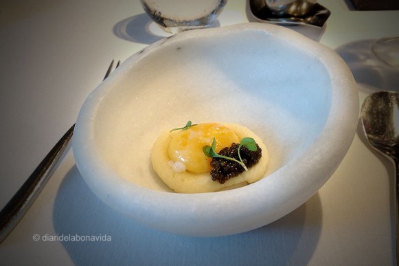 Rovell d'ou curat en aigua de mar amb caviar i Parmentier a la llimona. Senzillesa a primer cop d'ull però amb una execució impecable.