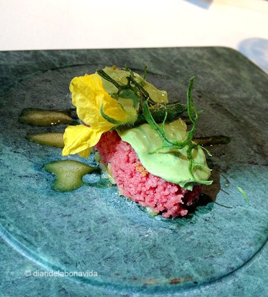 Bistec tàrtar fumat, vedella amanida, vel de mostasses amb flor de mini-cogombre. Un altre plat "clàssic". Impecable, amb una matèria primera d'una qualitat excel·lent.