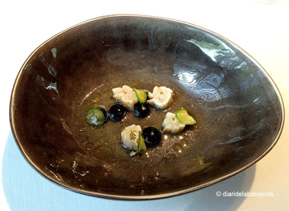 Espardenyes amb esferificació de tinta de calamar. Un plat una mica massa minimalista...
