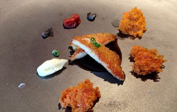 Lorito del mediterrani amb pa amb tomàquet i crema rostida dalls. Molt bona elaboració del peix.