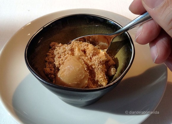 Gelat amb crumble de galeta. 