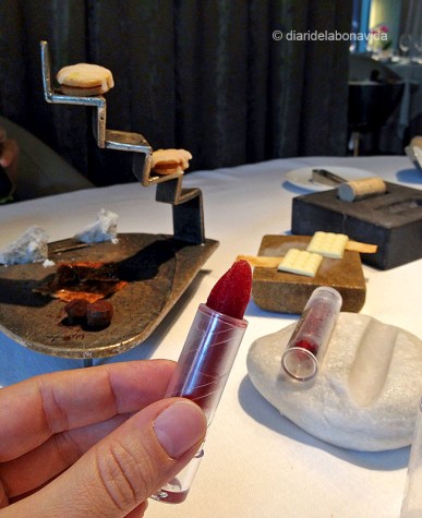 Selecció de galetes i xocolates i un pinta-llavis de sorbet de fruits vermells.