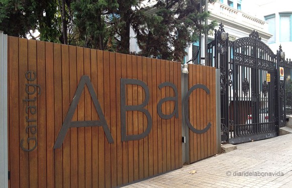 Entrada al pàrking, a l'Avinguda Tibidabo, de Barcelona.