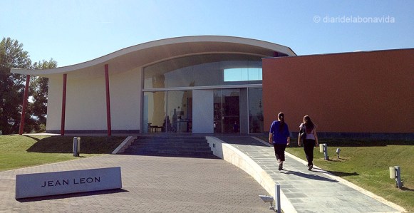 Entrada a les bodegues Jean Leon