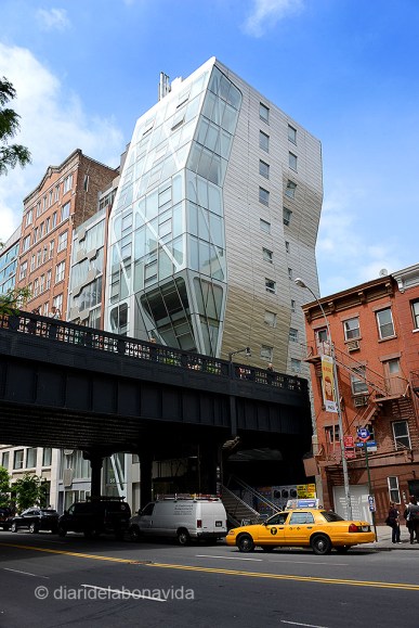 L'estructura metàl·lica és ben visible des del carrer