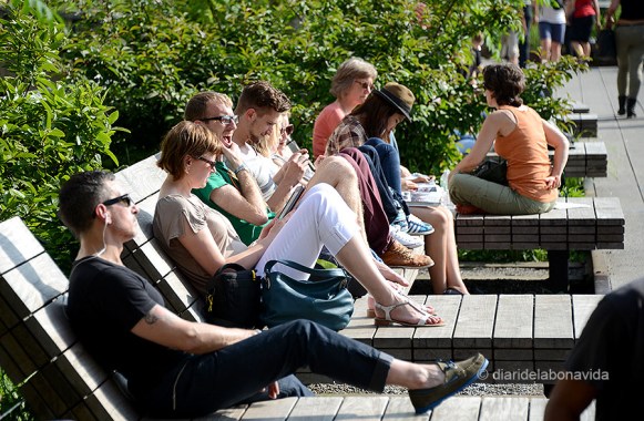 Amb el bon temps, la gent descansa i pren el sol