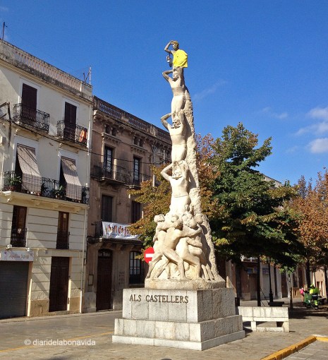 El monument als Castellers també mostrava unes espardenyes
