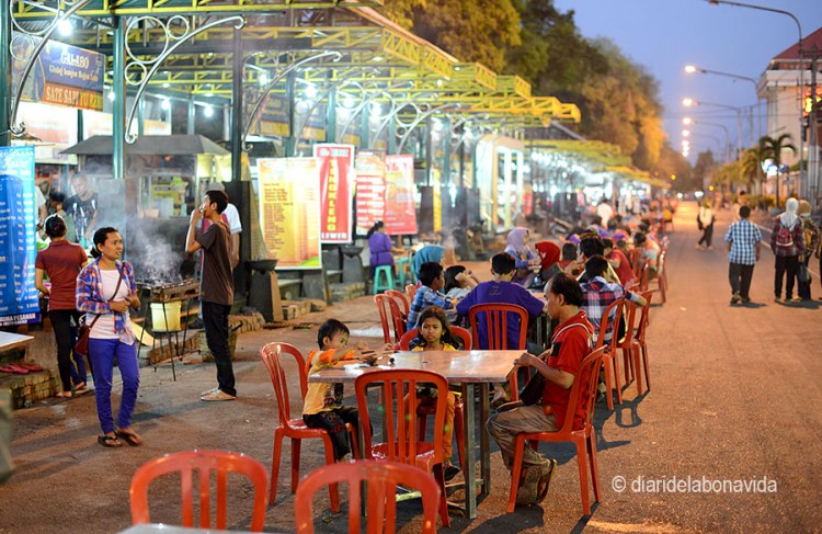 Tallen la carretera per muntar un munt de xiringuitos on menjar