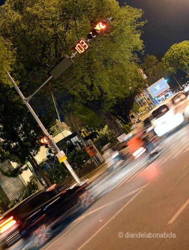 Els semàfors no marquen cap prioritat pels vianants. A creuar quan puguis!!!