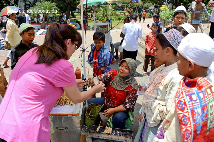 La Cristina no pot evitar tastar qualsevol aperitiu