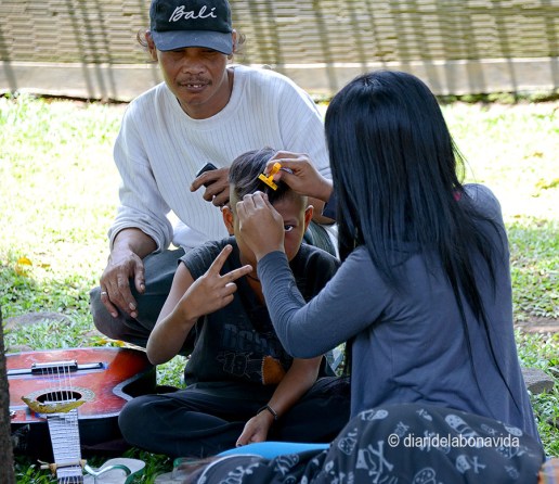 No sabriem si posar-nos en les mans d'aquesta perruquera