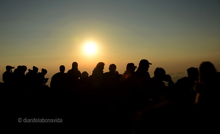 La gent observant el volcà Bromo