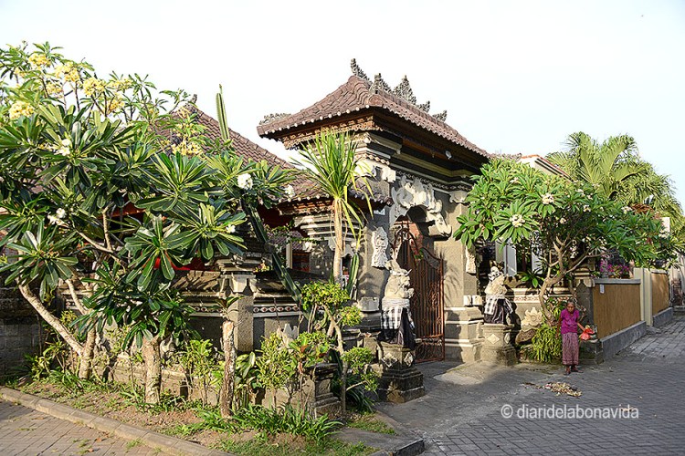 La religió hindú es veu a cada racó. Molts i molts temples