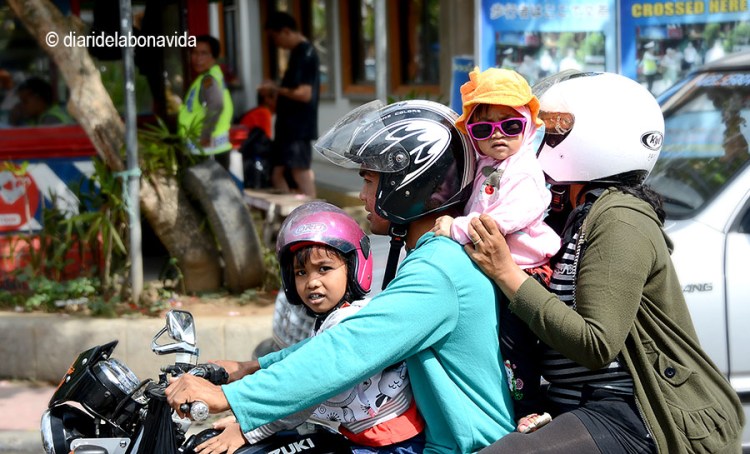 A Ubud també és un clàssic veure famílies senceres sobre la moto