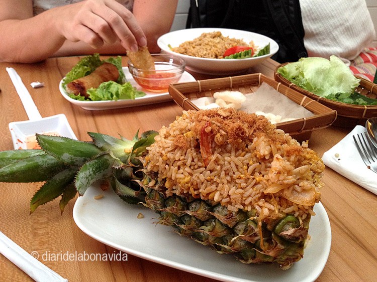 Estem menjant molt Nasi Goreng, uns dels plats més típics, però aquest amb pinya era psicodèlic!!