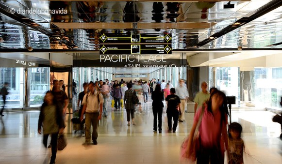 Un munt de passadissos elevats comuniquen els edificis.