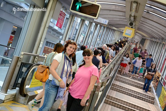 La Sílvia i la Cristina davant les escales mecàniques més llargues del món.