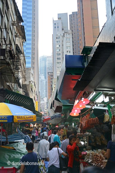 Paradetes de tot tipus es troben sota els enormes edificis